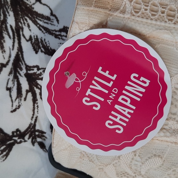 NWT Maidenform Small Lace Shapewear in Cream - Picture 16 of 16